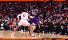 三亿体育体育竞技-包含公牛客场击败活塞，迎来两连胜的词条