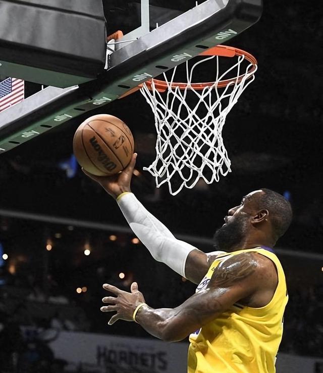 包含湖人遭灰熊逆转，詹姆斯空砍35分的词条