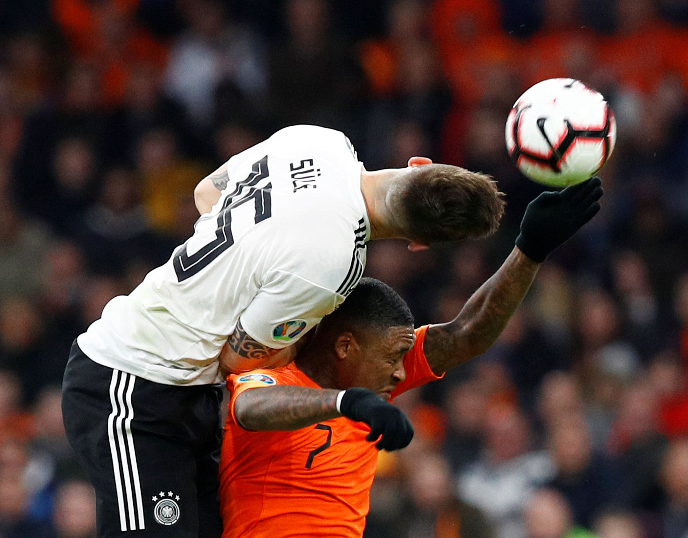 荷兰客场战胜德国，实现反超